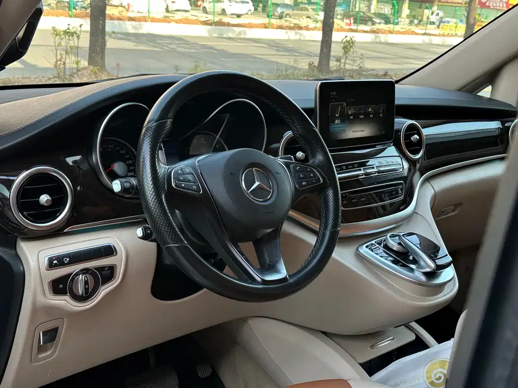 Mercedes-Benz V-Class 2019 — фото 11