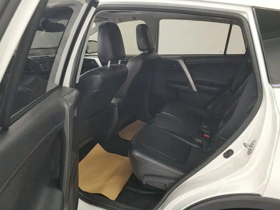 Toyota RAV4 2018 — фото 11