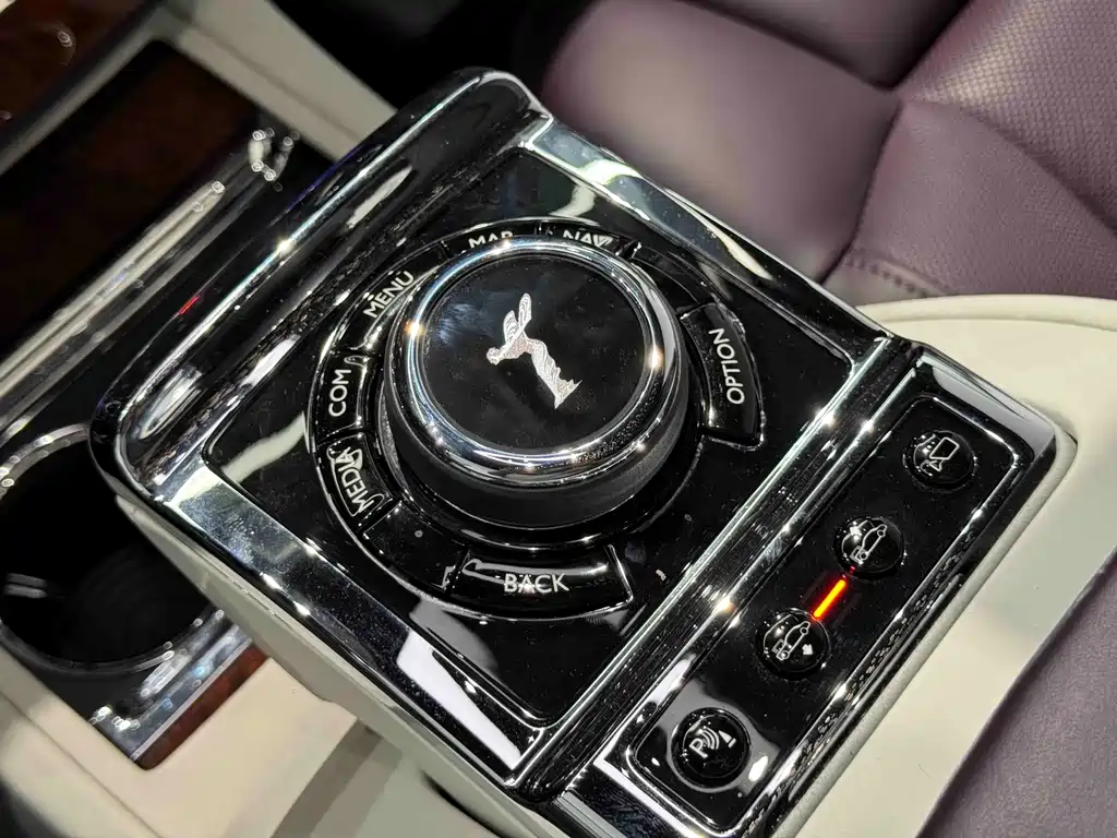 Rolls-Royce Phantom 2019 — фото 12