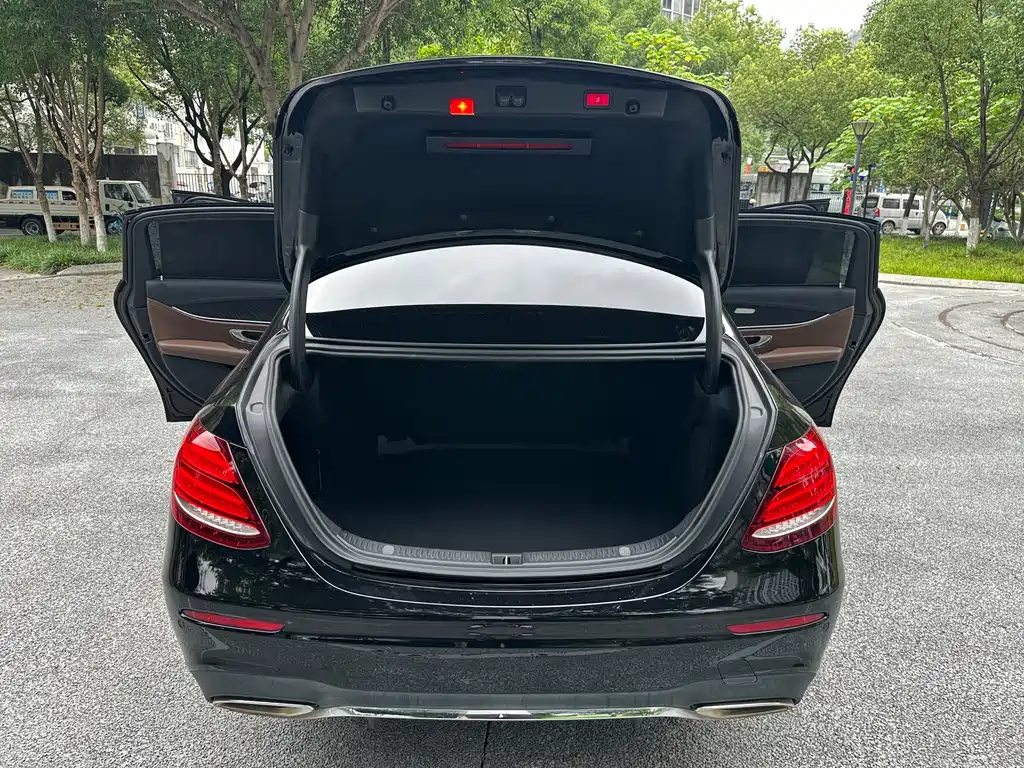 Mercedes-Benz E-Class 2018 — фото 11