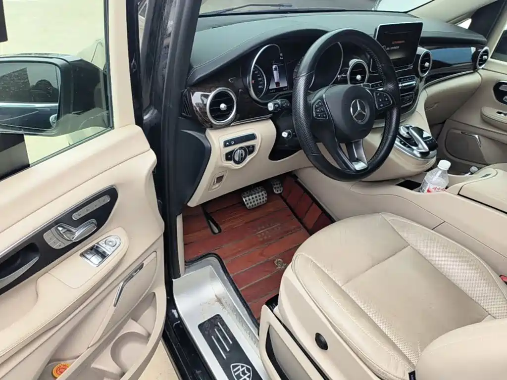Mercedes-Benz V-Class 2019 — фото 16