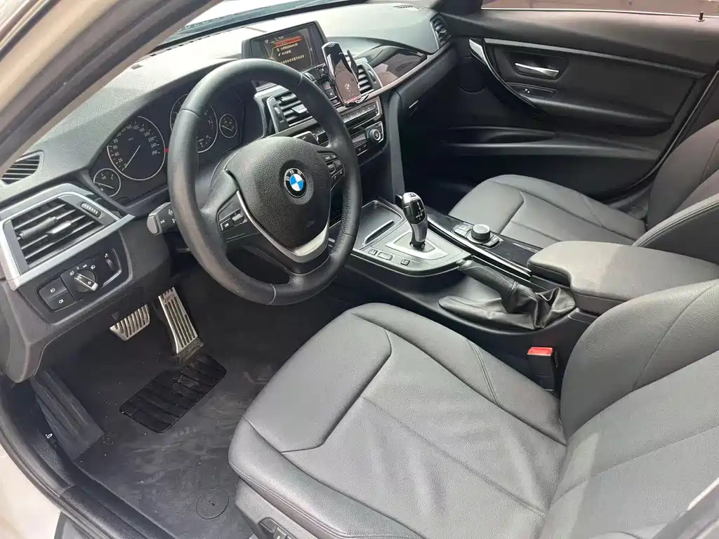 BMW 3 Series 2017 — фото 17