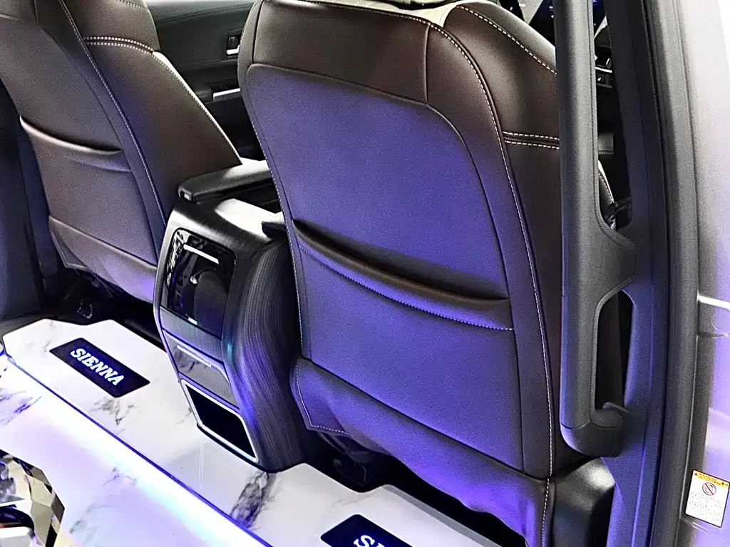 Toyota Sienna 2023 — фото 17