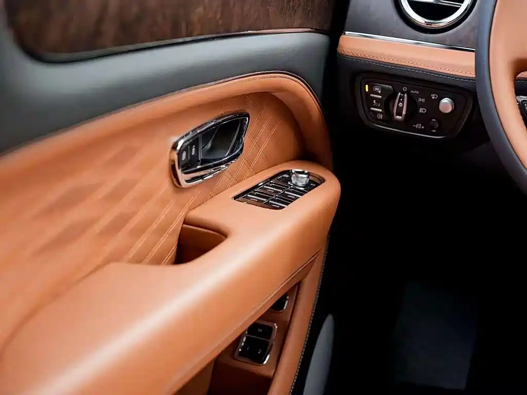 Bentley Bentayga 2023 — фото 10
