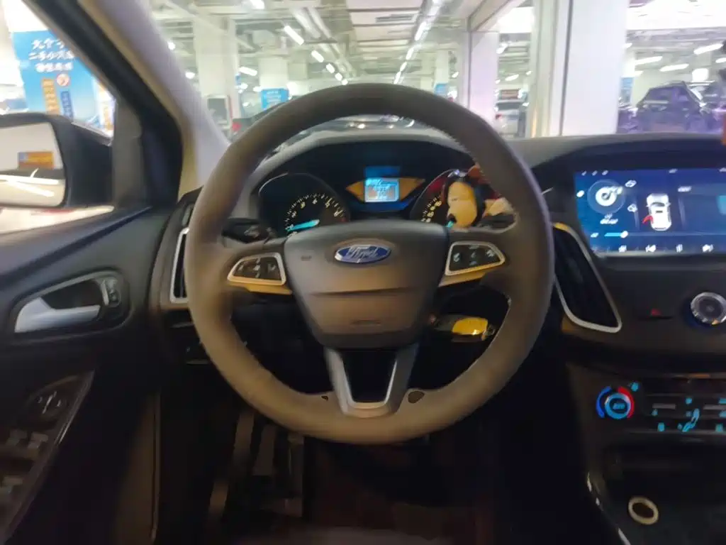 Ford Focus 2018 — фото 11