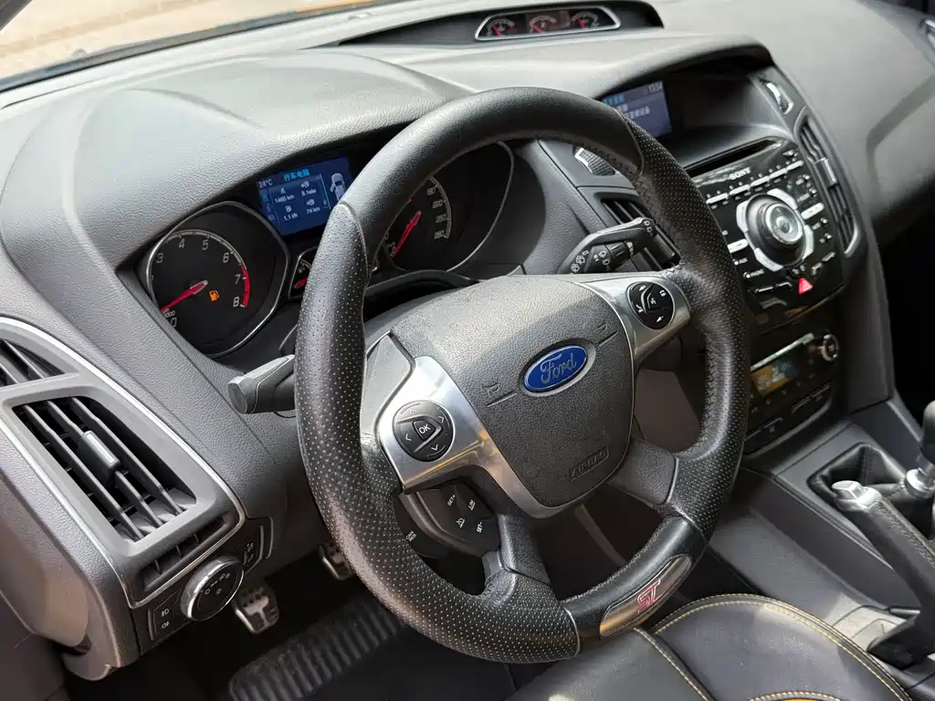 Ford Focus 2014 — фото 9