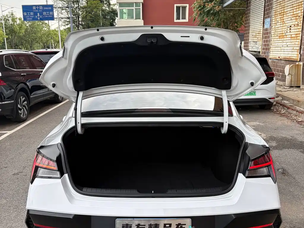 Hyundai Elantra 2023 — фото 11