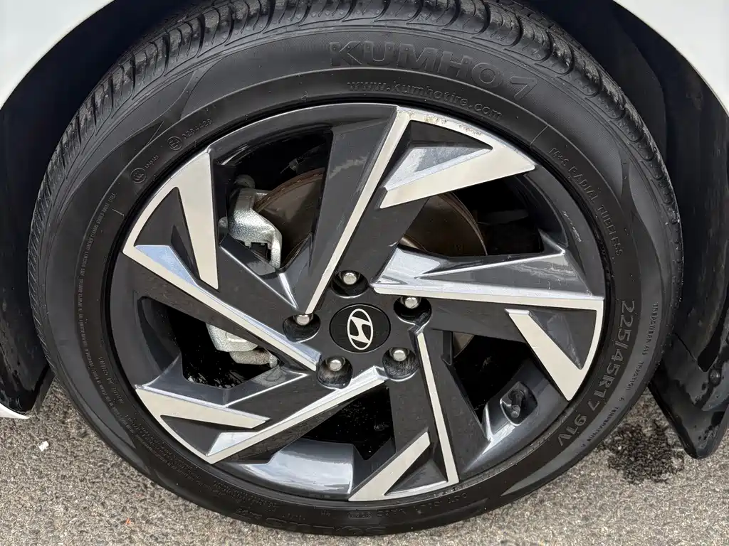 Hyundai Elantra 2023 — фото 19