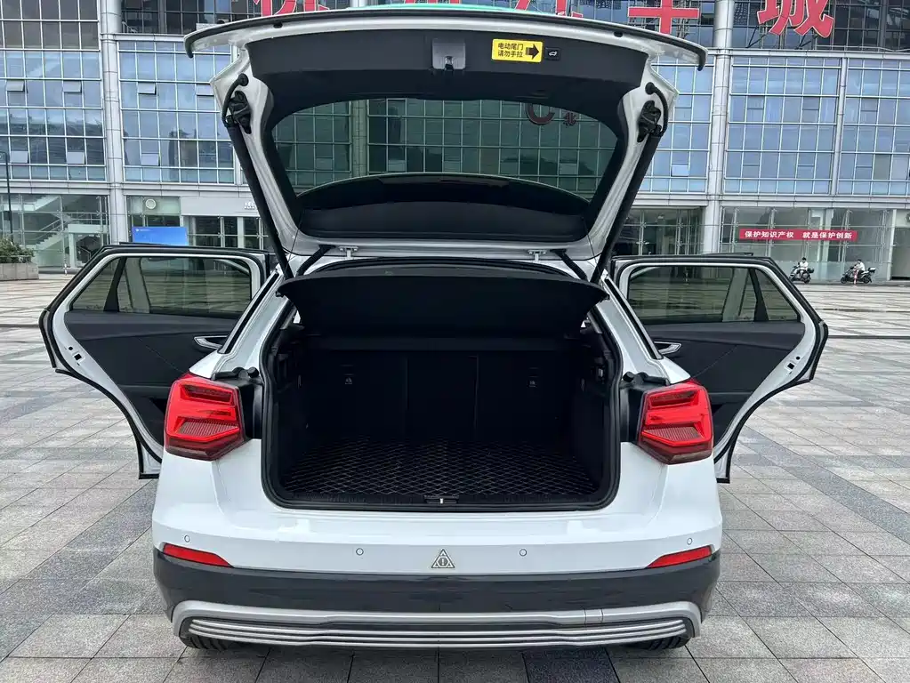 Audi Q2L e-tron 2021 — фото 15