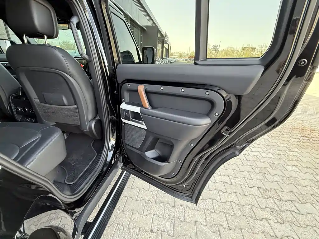 Land Rover Defender 2024 — фото 11