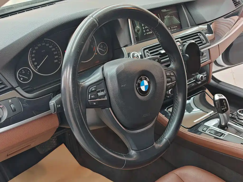 BMW 5 Series 2016 — фото 10
