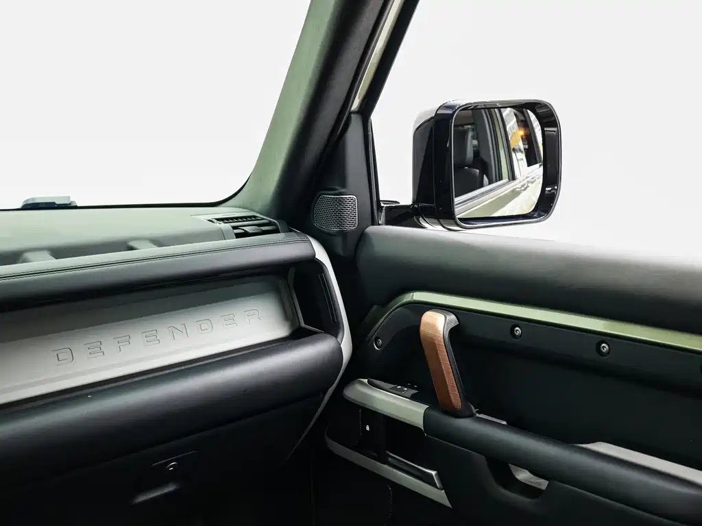Land Rover Defender 2023 — фото 19