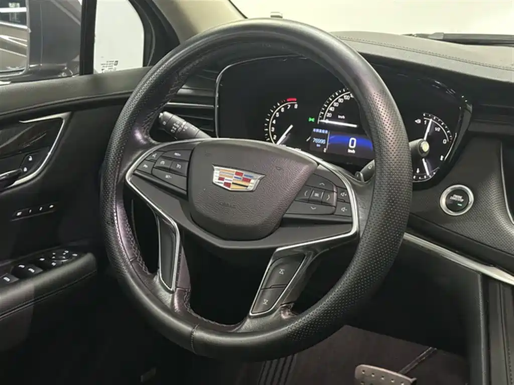 Cadillac XT5 2017 — фото 13