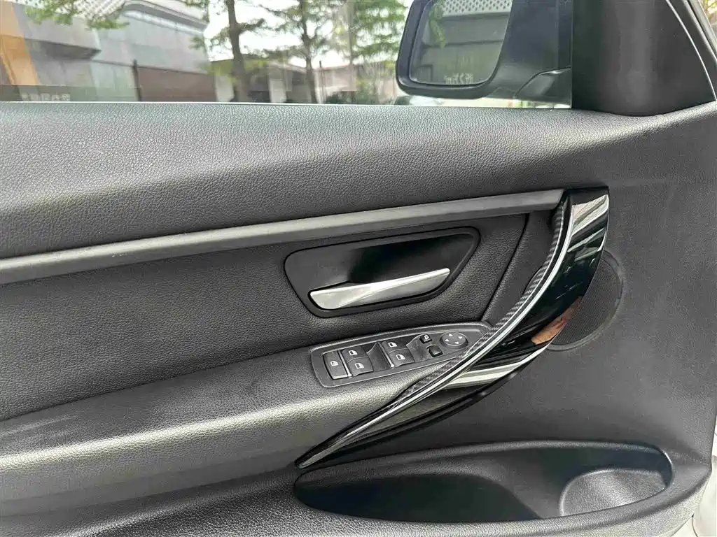 BMW 3 Series 2017 — фото 15