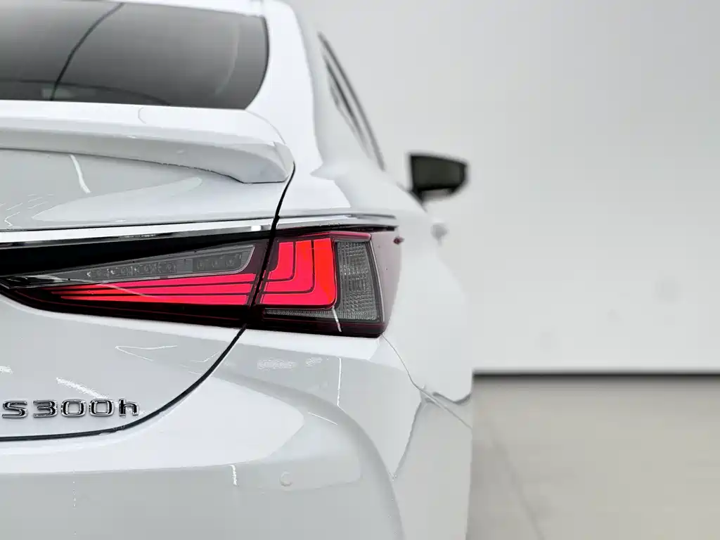 Lexus ES 2022 — фото 13