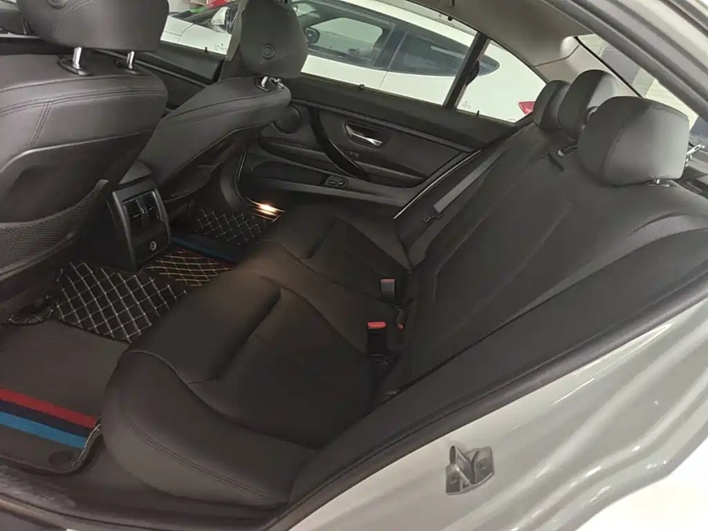 BMW 3 Series 2018 — фото 17