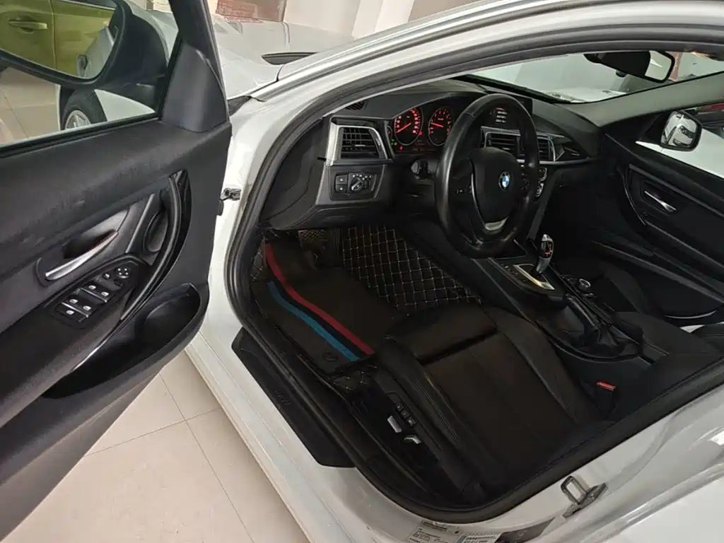 BMW 3 Series 2018 — фото 16