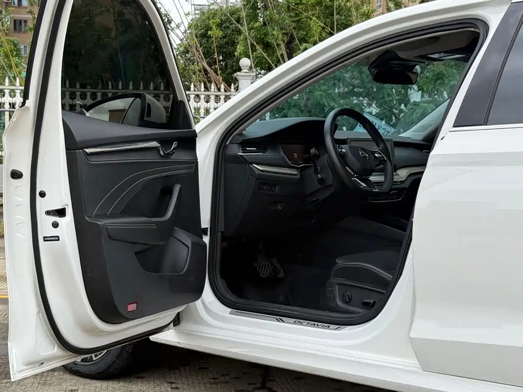 Skoda Octavia 2023 — фото 8