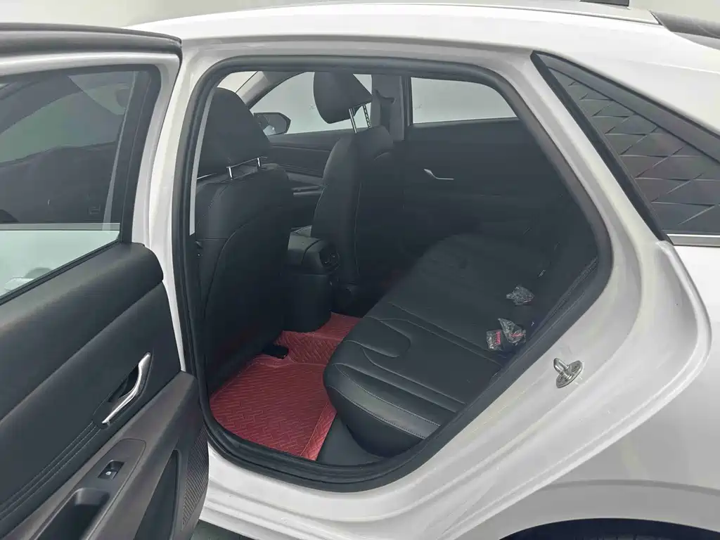 Hyundai Elantra 2023 — фото 12