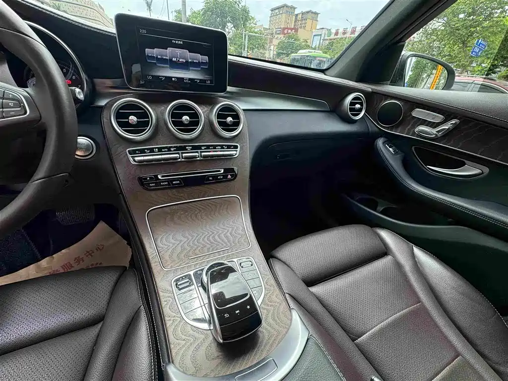 Mercedes-Benz GLC 2017 — фото 14