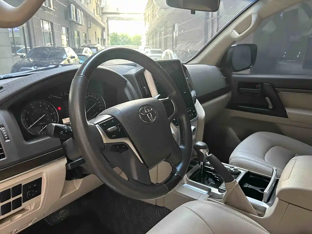 Toyota Land Cruiser 2020 — фото 2