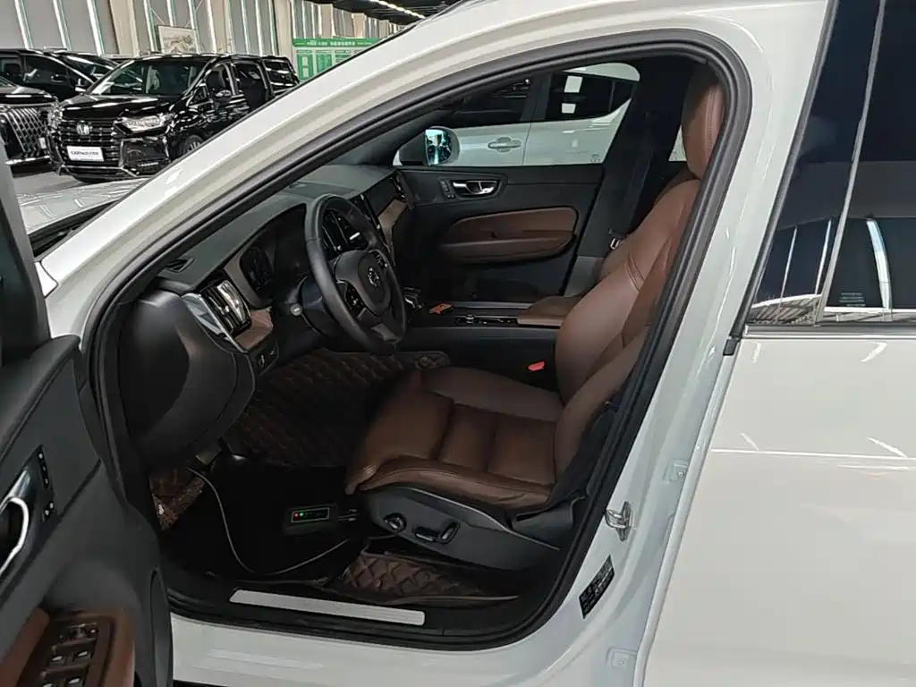 Volvo XC60 2020 — фото 16