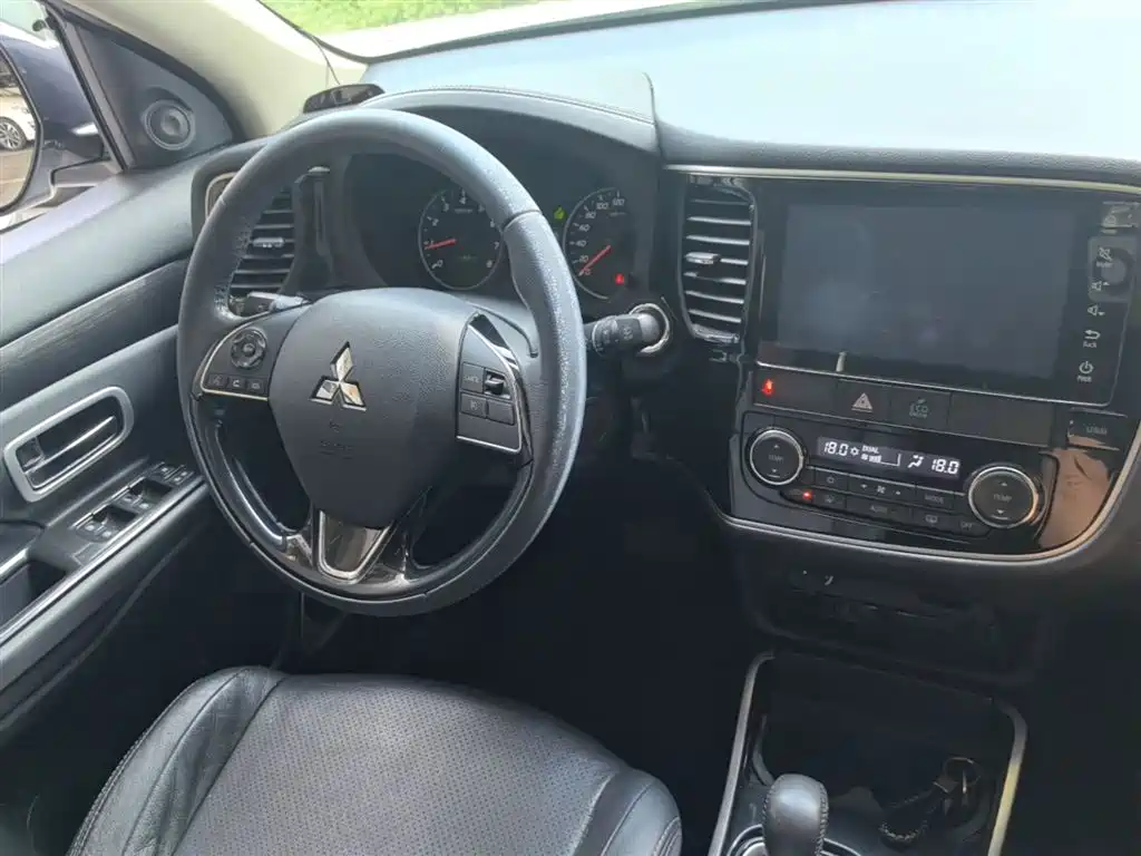 Mitsubishi Outlander 2017 — фото 9