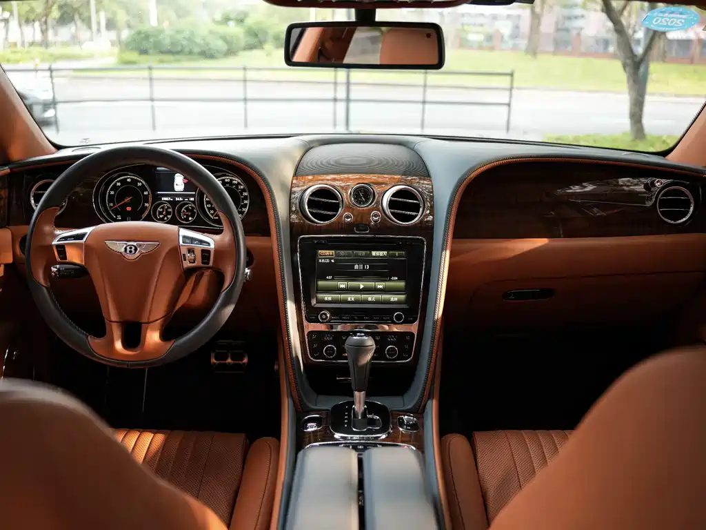 Bentley Flying Spur 2018 — фото 15