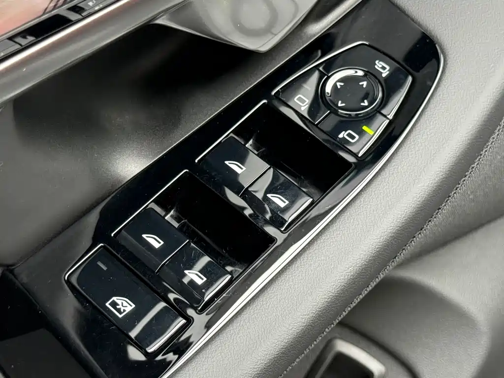 BMW 5 Series 2025 — фото 14