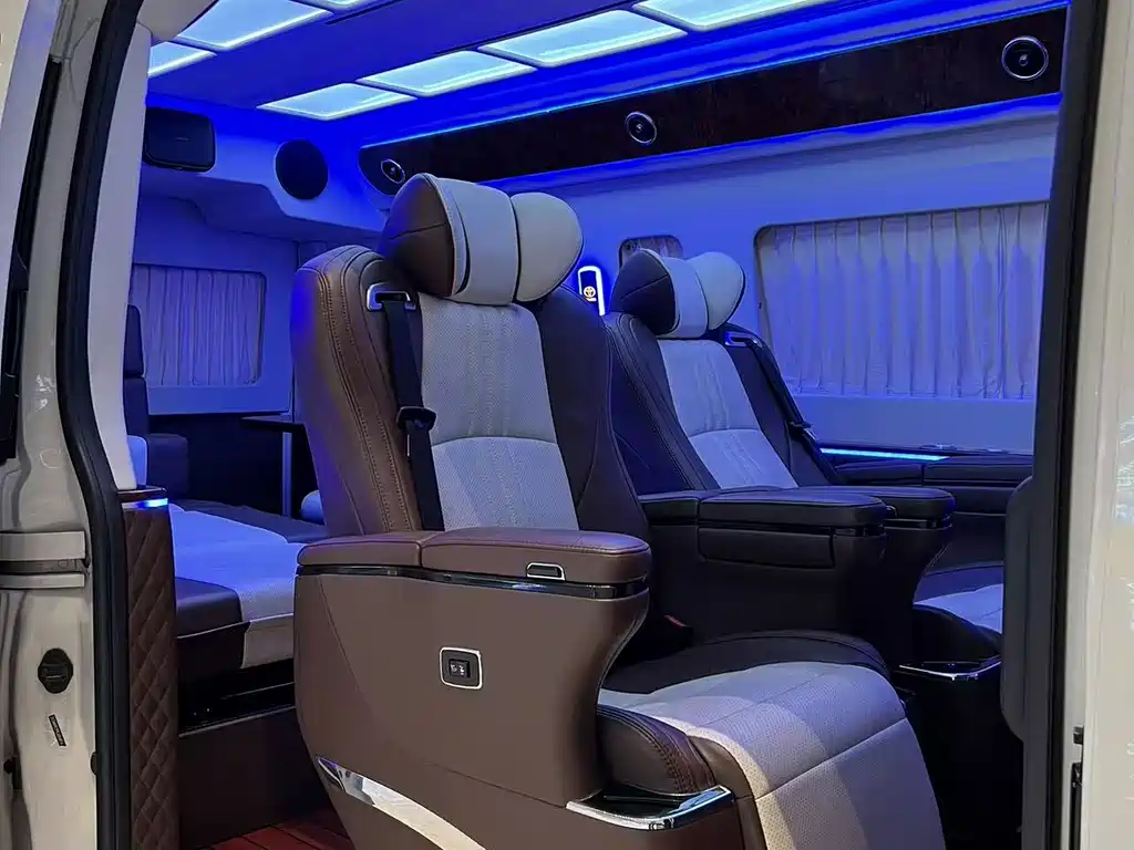 Toyota Hiace 2021 — фото 11