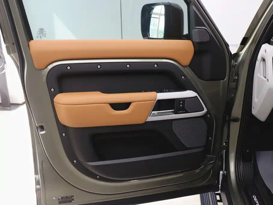 Land Rover Defender 2024 — фото 18
