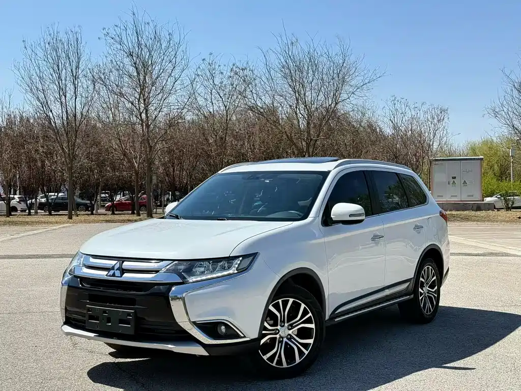 Mitsubishi Outlander 2017 — фото 1