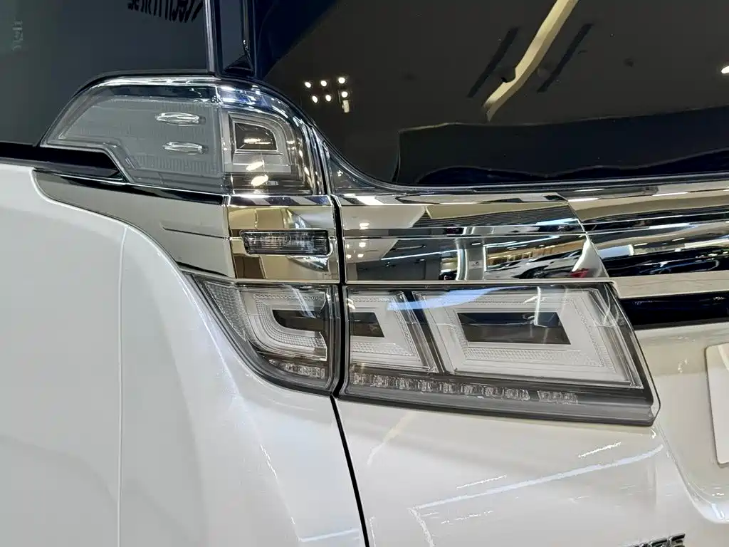 Toyota Vellfire 2023 — фото 11