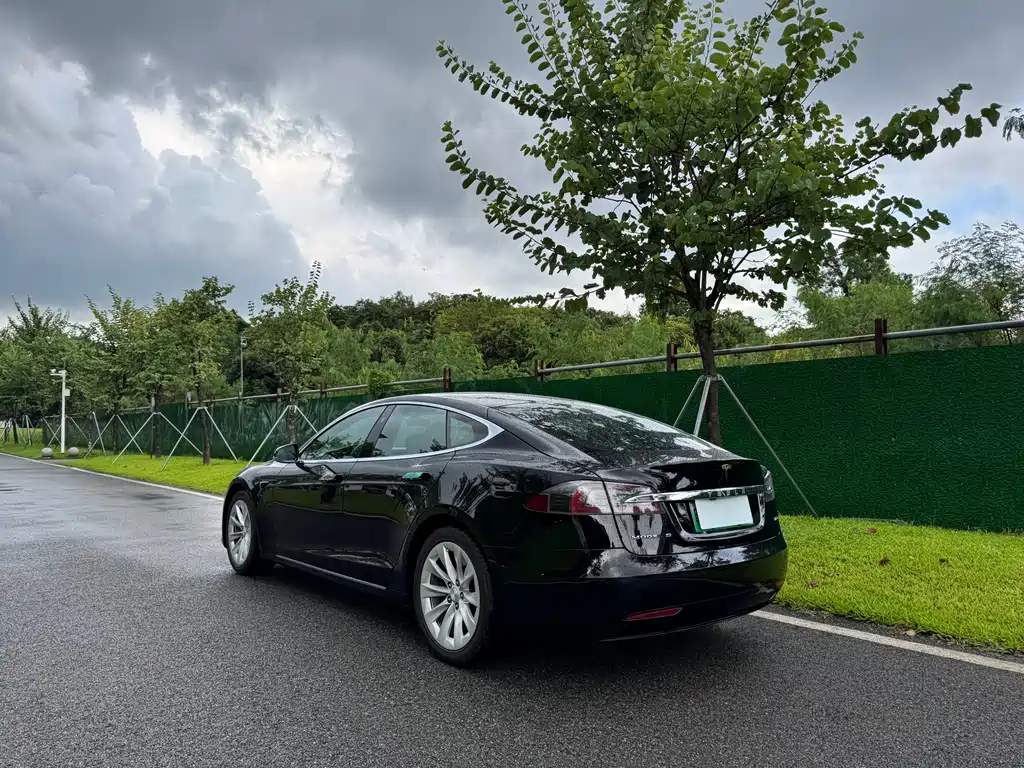 Tesla Model S 2018 — фото 10