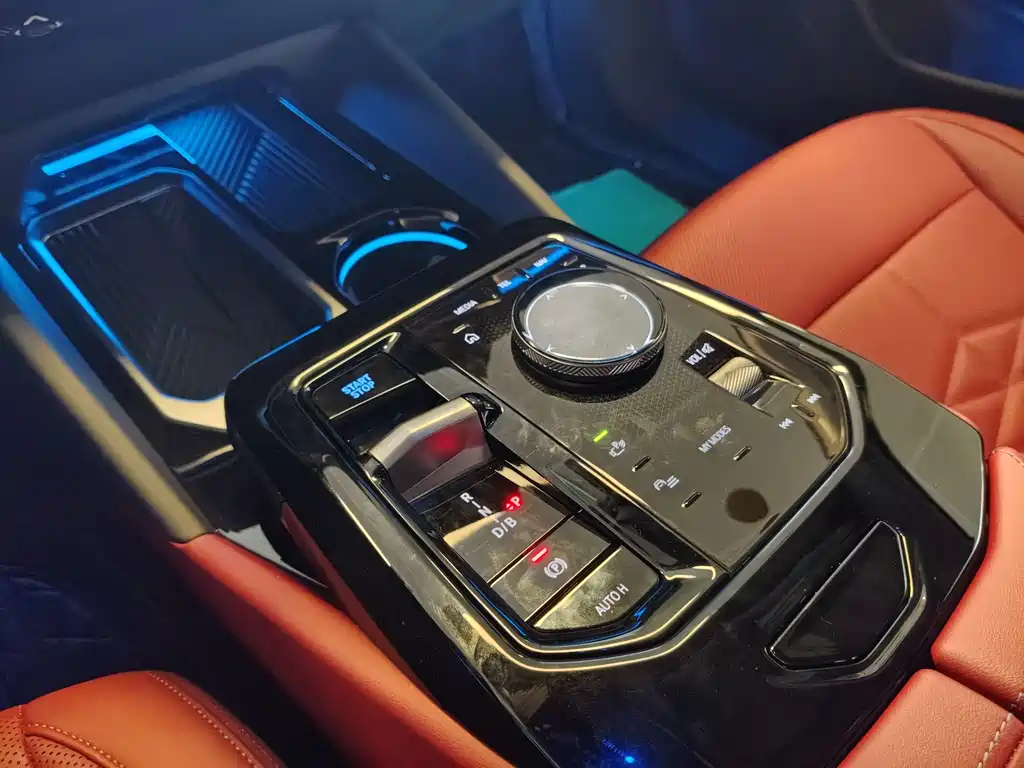 BMW i5 2025 — фото 12