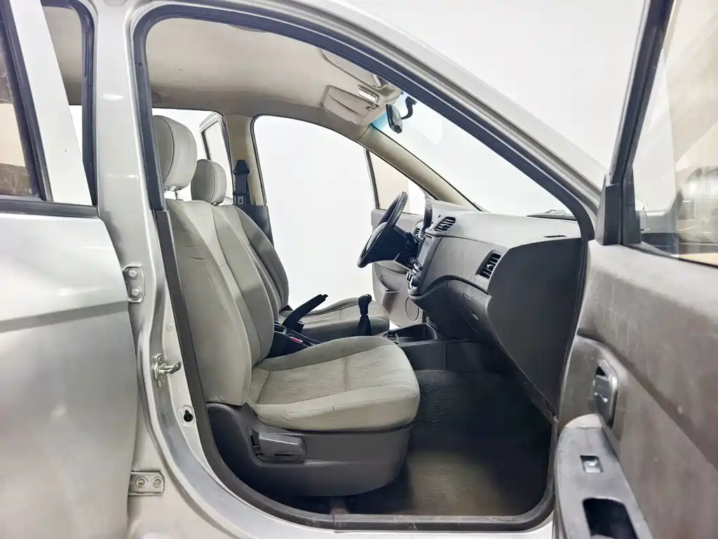 Wuling Hongguang 2015 — фото 15
