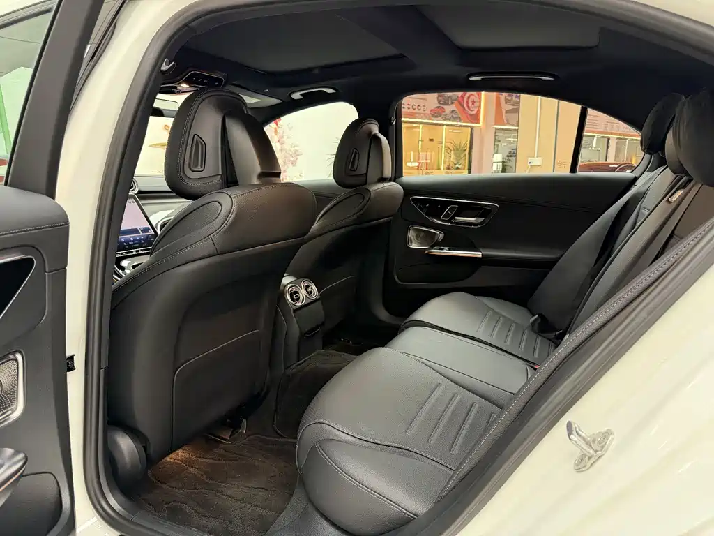 Mercedes-Benz C-Class 2023 — фото 7
