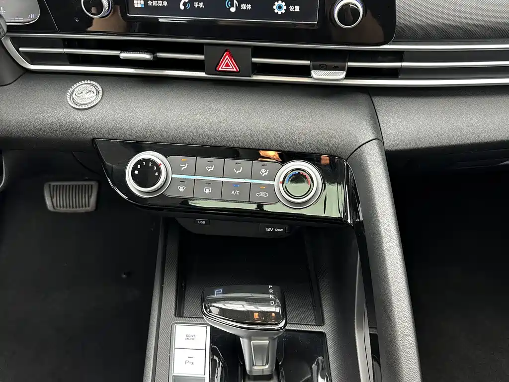 Hyundai Elantra 2023 — фото 16