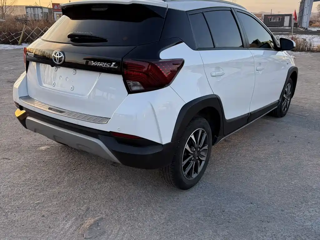 Toyota Yaris L 2022 — фото 6