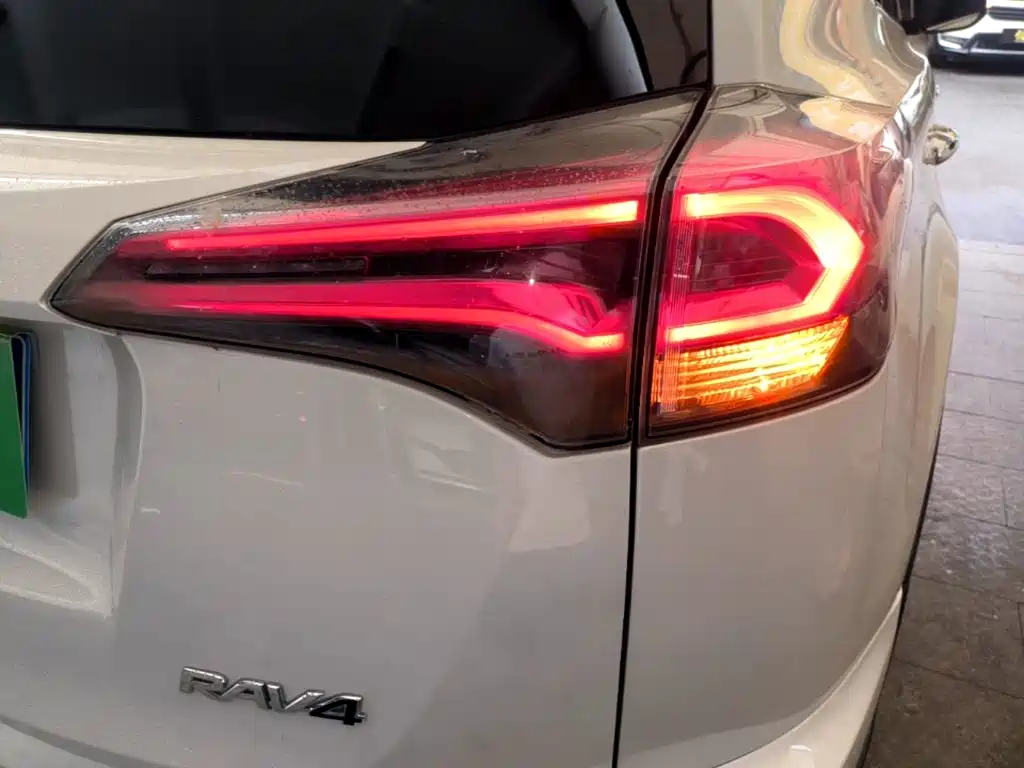Toyota RAV4 2016 — фото 8