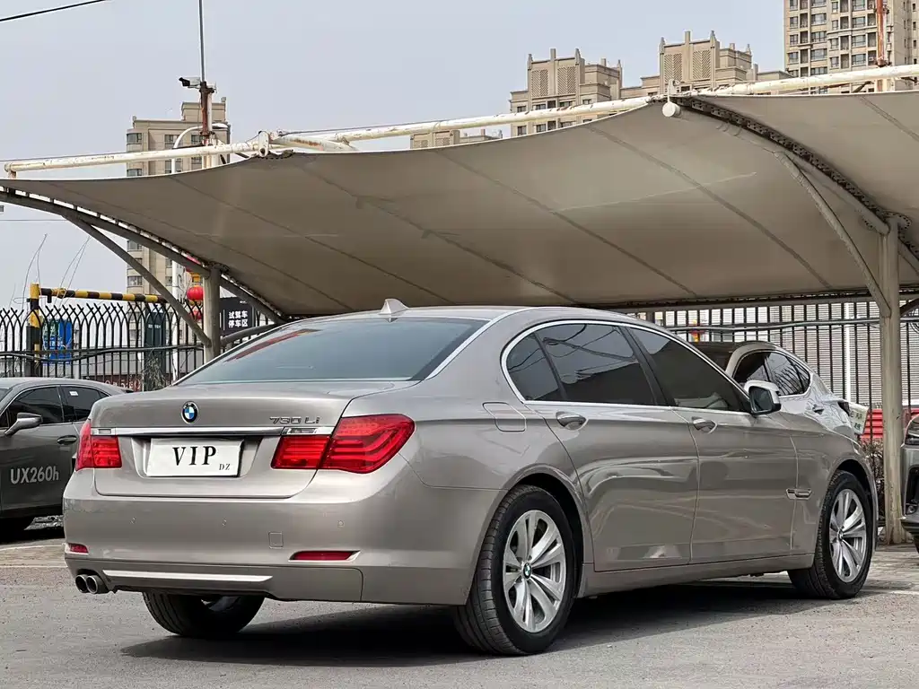 BMW 7 Series 2010 — фото 9