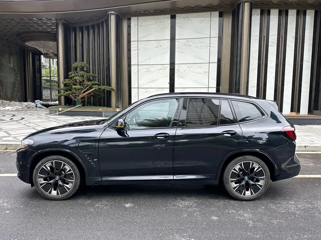 BMW iX3 2023 — фото 16