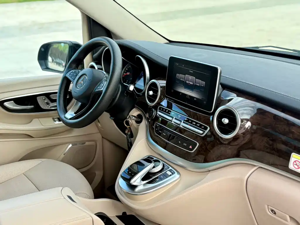 Mercedes-Benz V-Class 2017 — фото 19