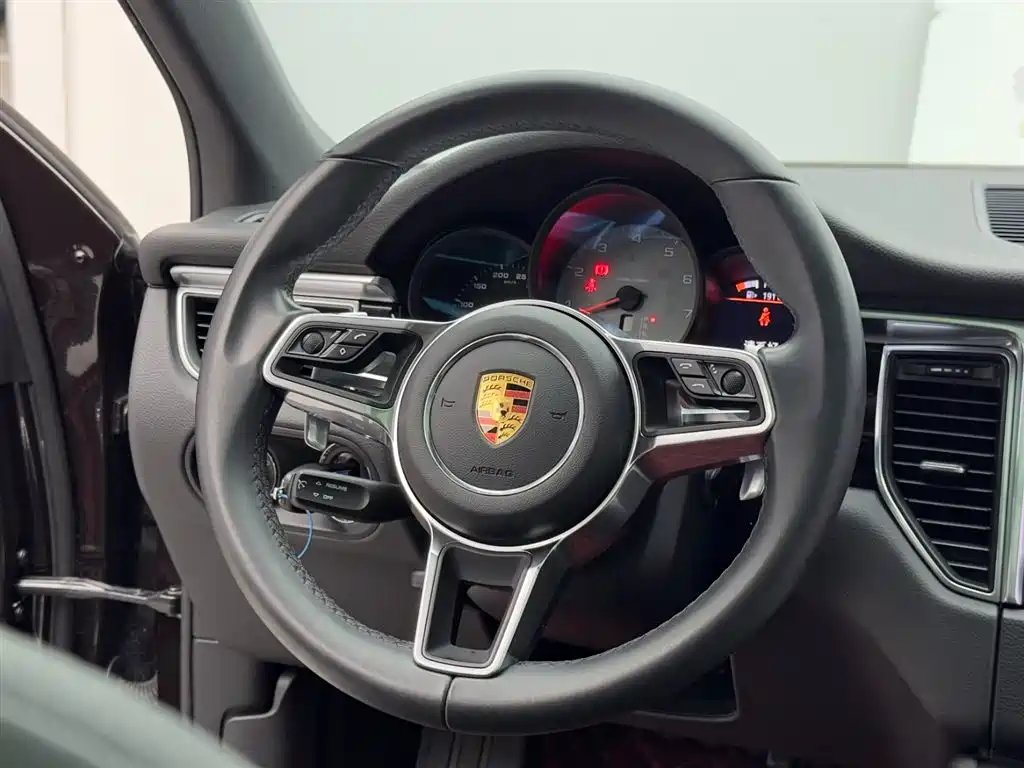 Porsche Macan 2018 — фото 11