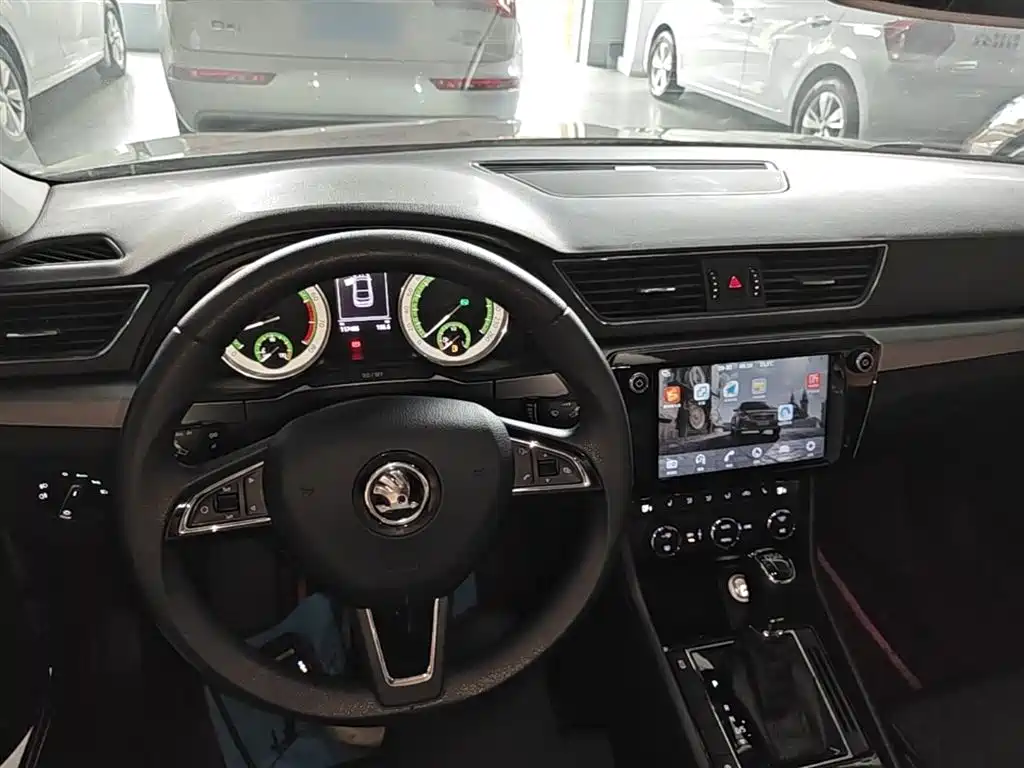 Skoda Superb 2019 — фото 10