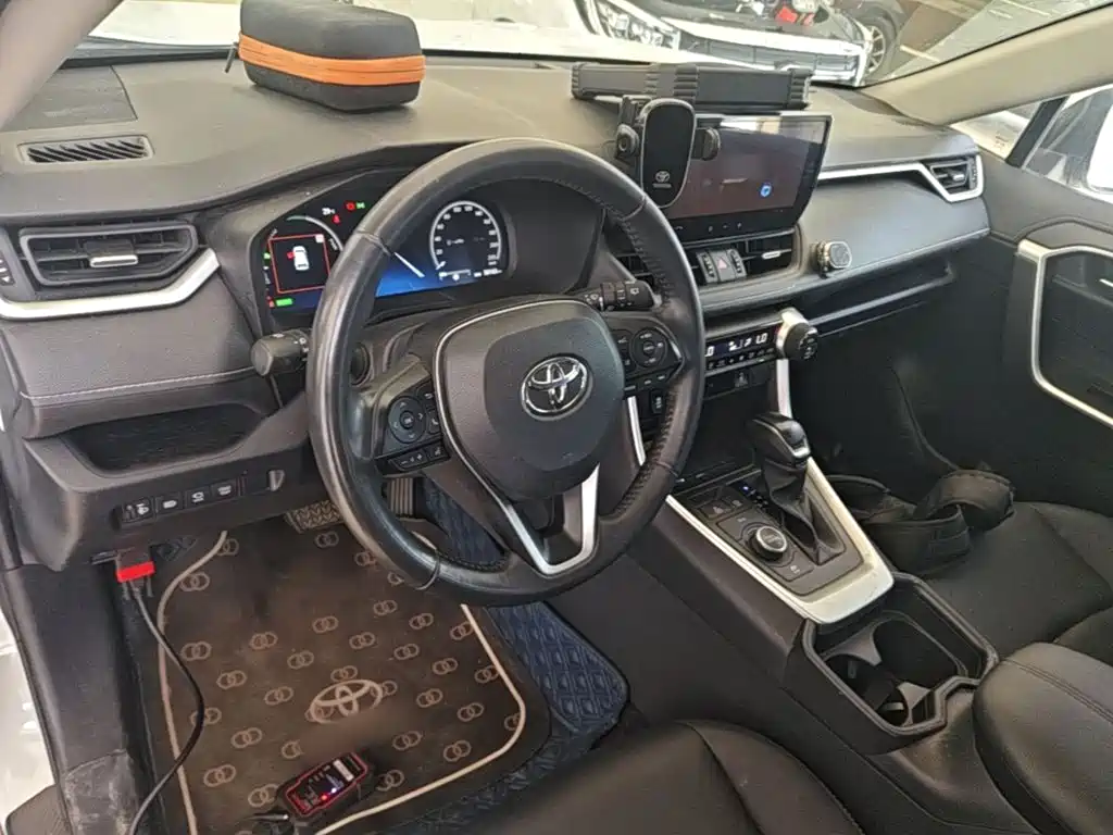 Toyota RAV4 2023 — фото 10