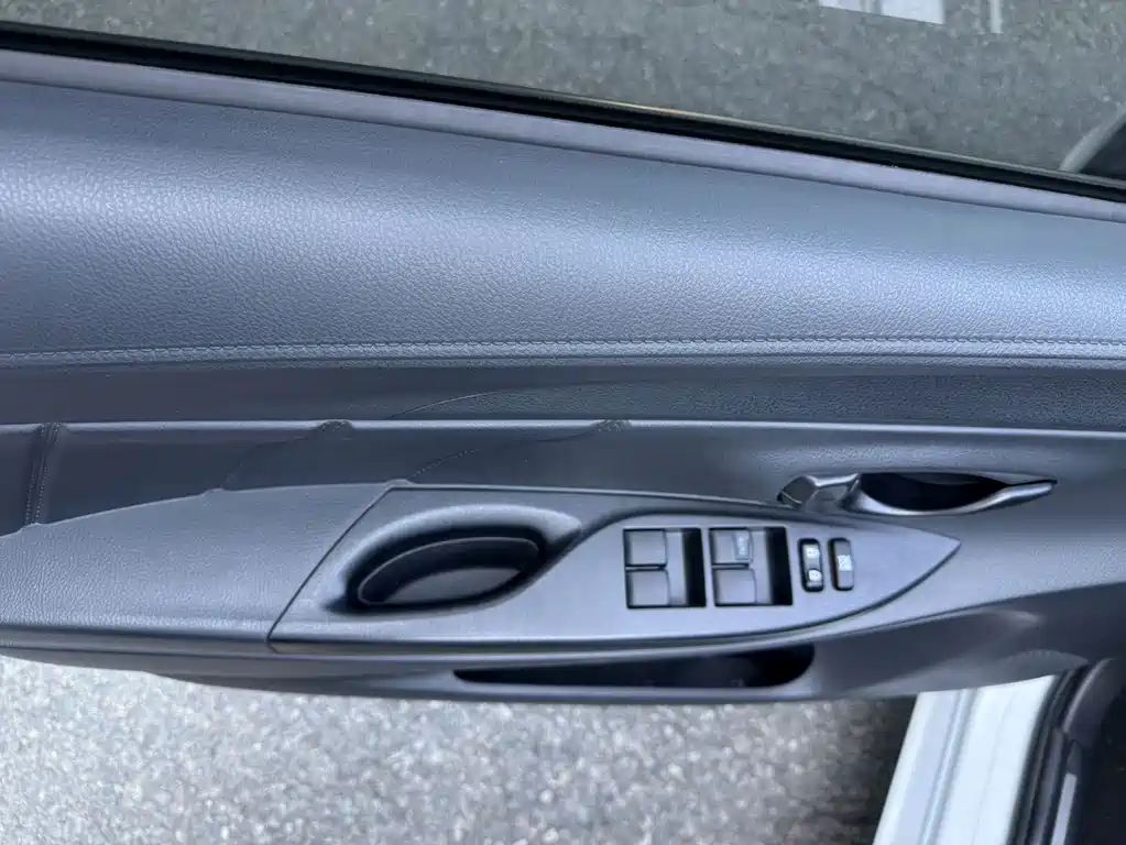 Toyota Yaris L 2023 — фото 10