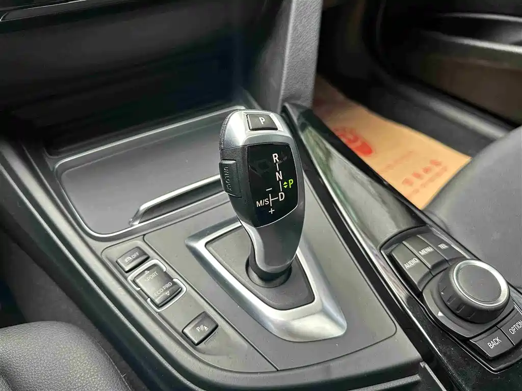 BMW 3 Series 2017 — фото 12