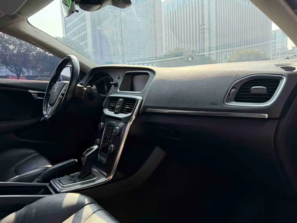 Volvo V40 2015 — фото 11