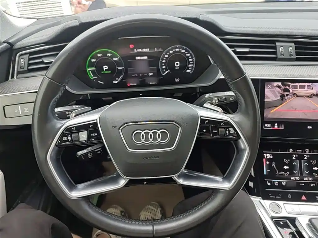 Audi e-tron 2021 — фото 10